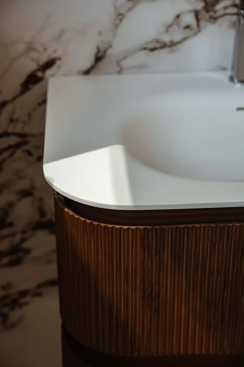 Baignoire habillée d’un tablier en noyer cannelé et marbre veiné