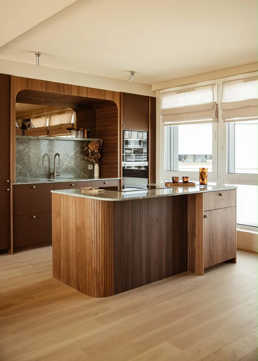 Vue d’ensemble de la cuisine en noyer avec îlot central