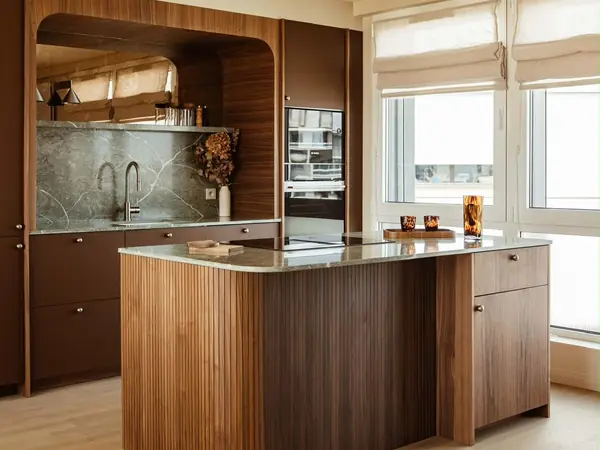 Vue d’ensemble de la cuisine en noyer avec îlot central