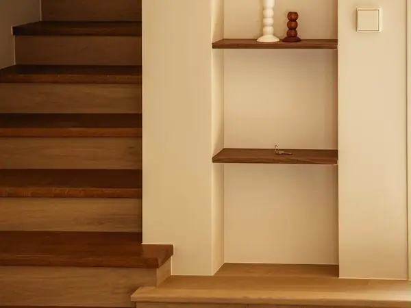 Escalier en bois clair et niche murale éclairée