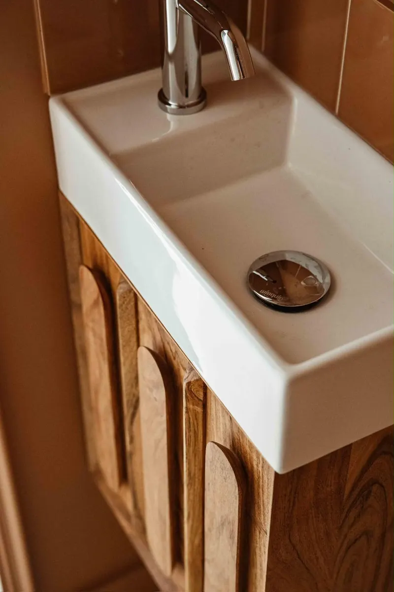 Lave-mains posé sur un meuble en noyer cannelé