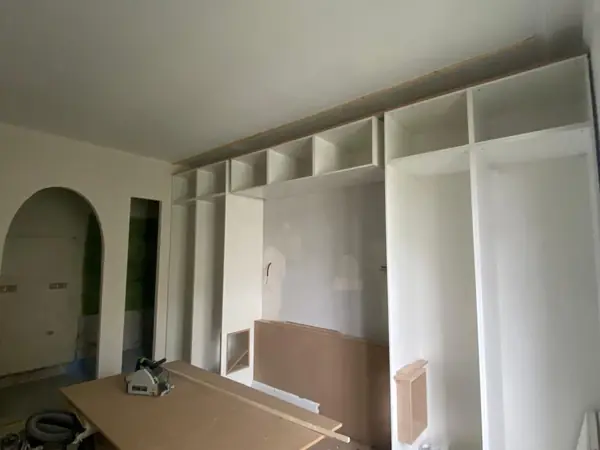 Pose d’une bibliothèque sur mesure