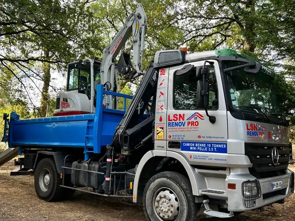 Camion benne et mini-pelle Takeuchi de LSN Renov Pro sur un chantier