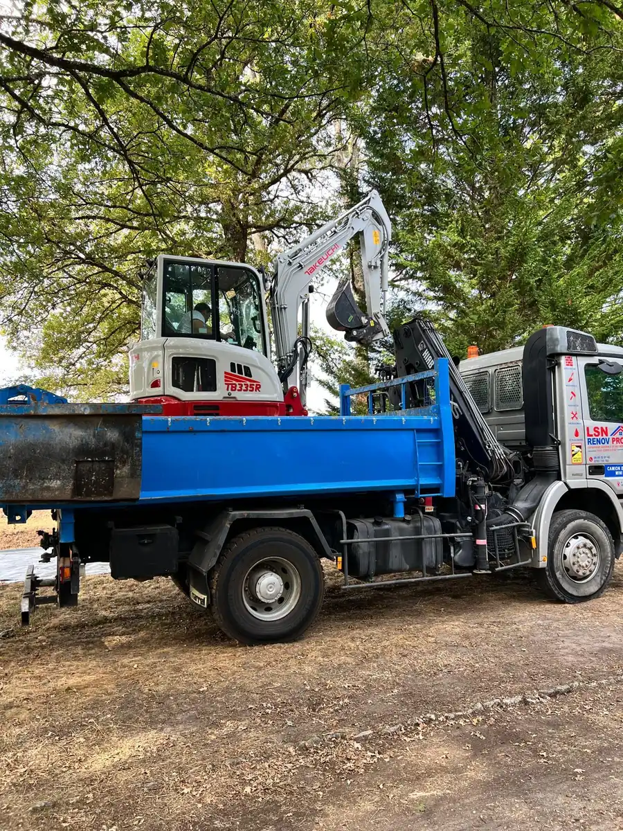 Camion grue de LSN Renov Pro transportant la mini-pelle Takeuchi