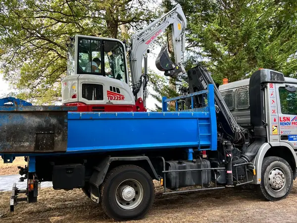 Camion grue de LSN Renov Pro transportant la mini-pelle Takeuchi