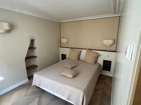 Chambre rénovée avec parquet en chevrons