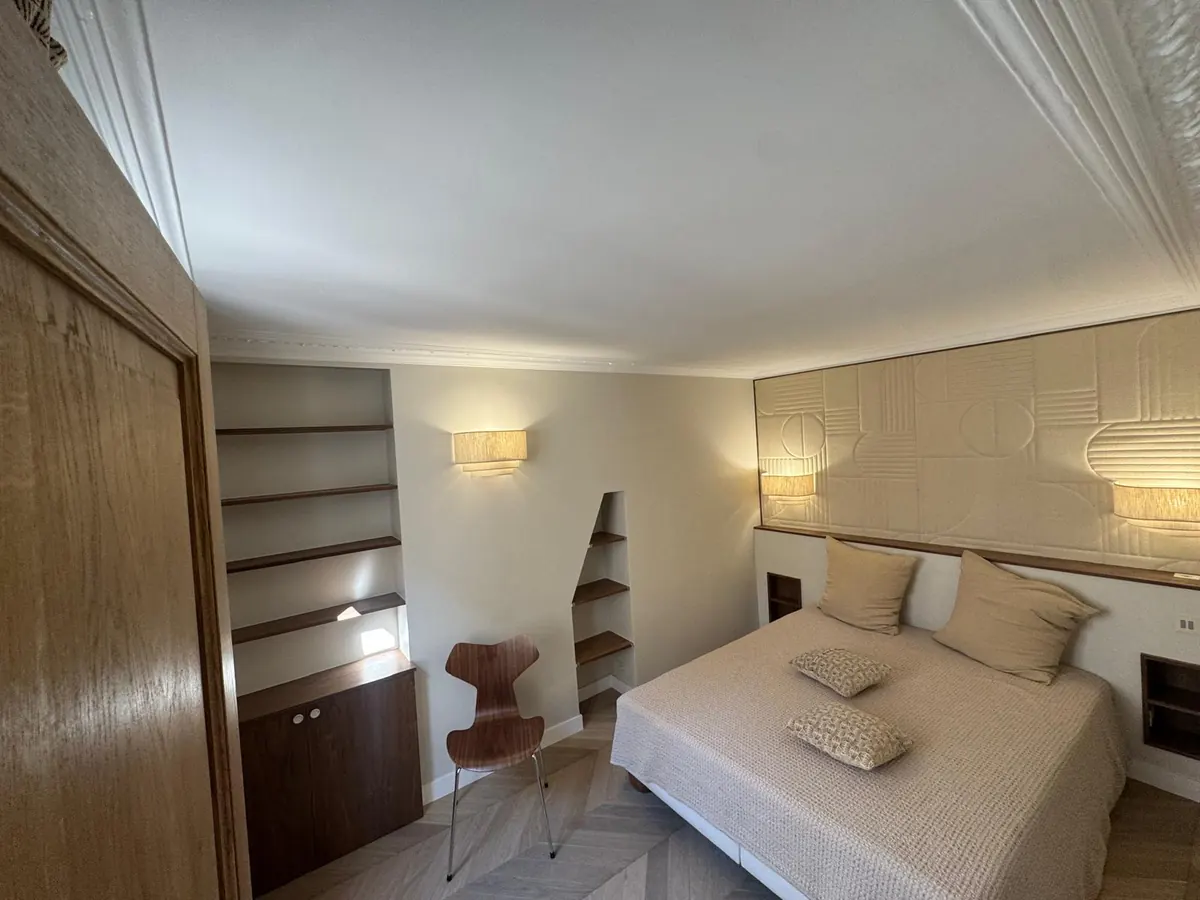 Chambre rénovée avec placards intégrés