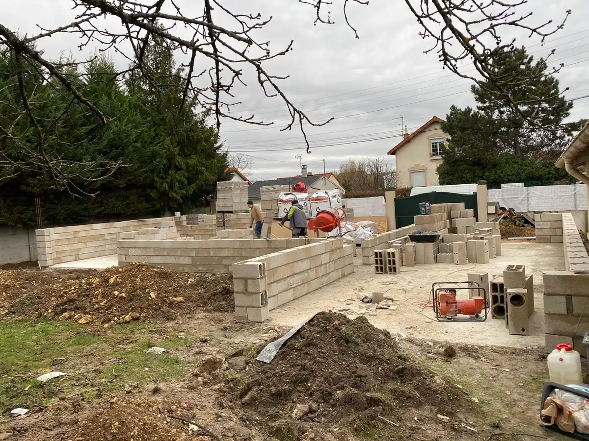Chantier de maçonnerie dans un jardin de maison