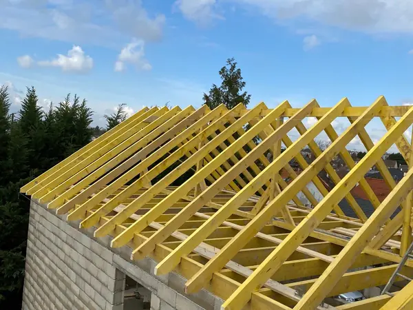 Charpente neuve posée sur une maison en blocs
