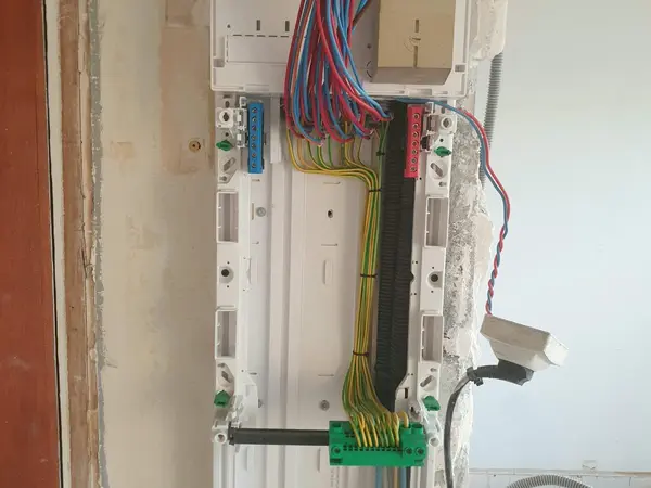 Colonne électrique avec arrivée des circuits en cours de raccordement