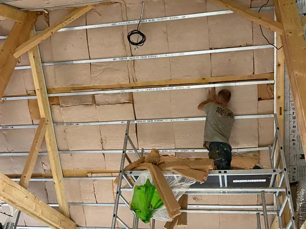 Ossature de plafond posée dans les combles