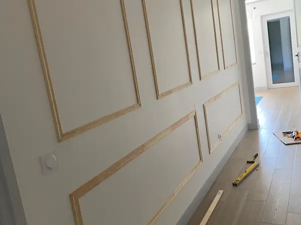 Couloir rénové avec moulures murales