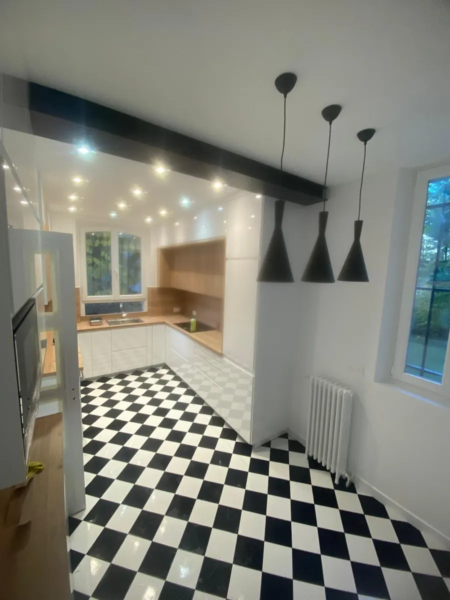 Cuisine rénovée avec carrelage en damier et suspensions