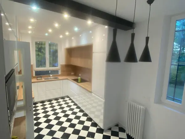 Cuisine rénovée avec carrelage en damier et suspensions