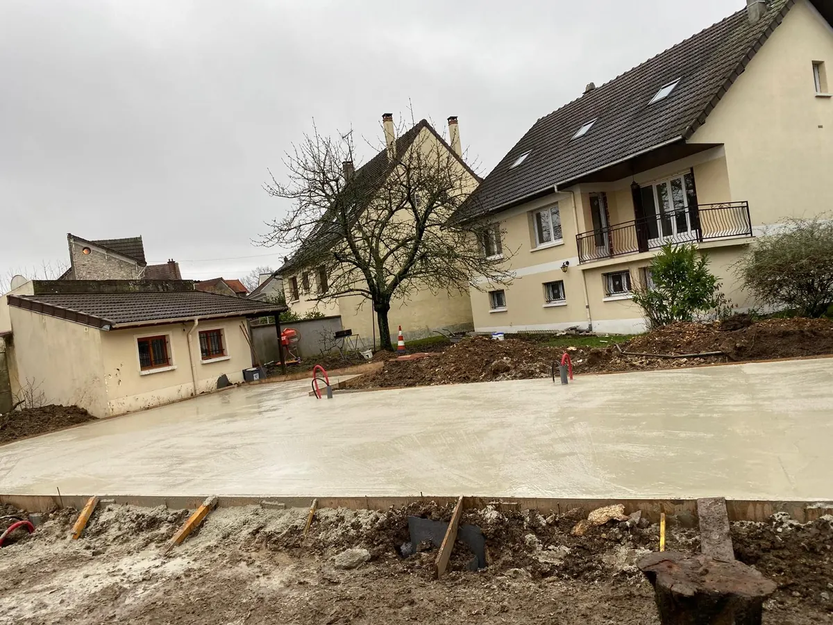 Dalle béton coulée avec attentes en acier