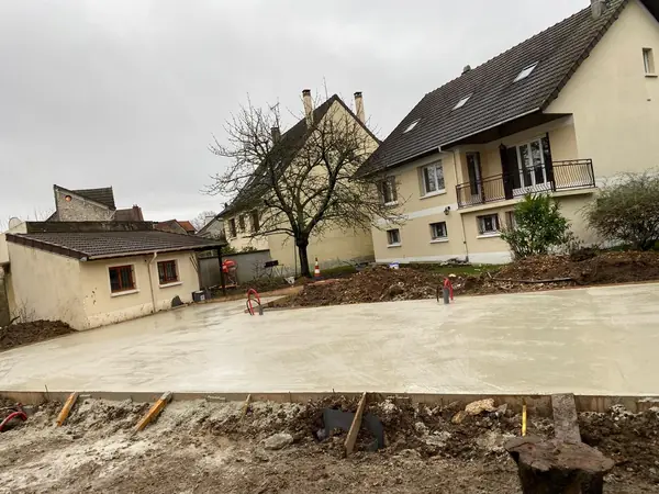 Dalle béton coulée avec attentes en acier