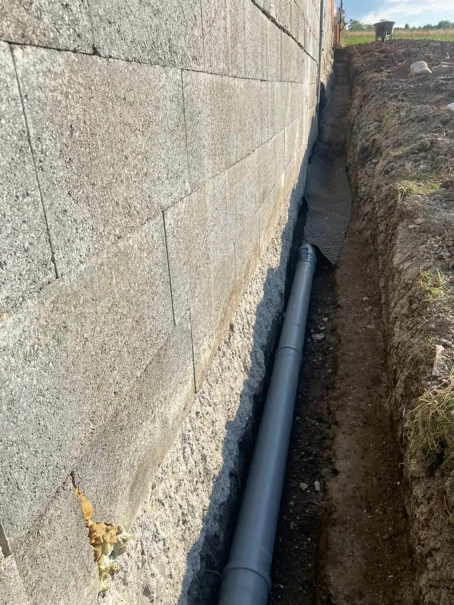 Drain posé au pied d’un mur de soubassement