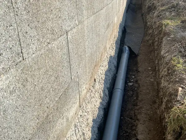 Drain posé au pied d’un mur de soubassement