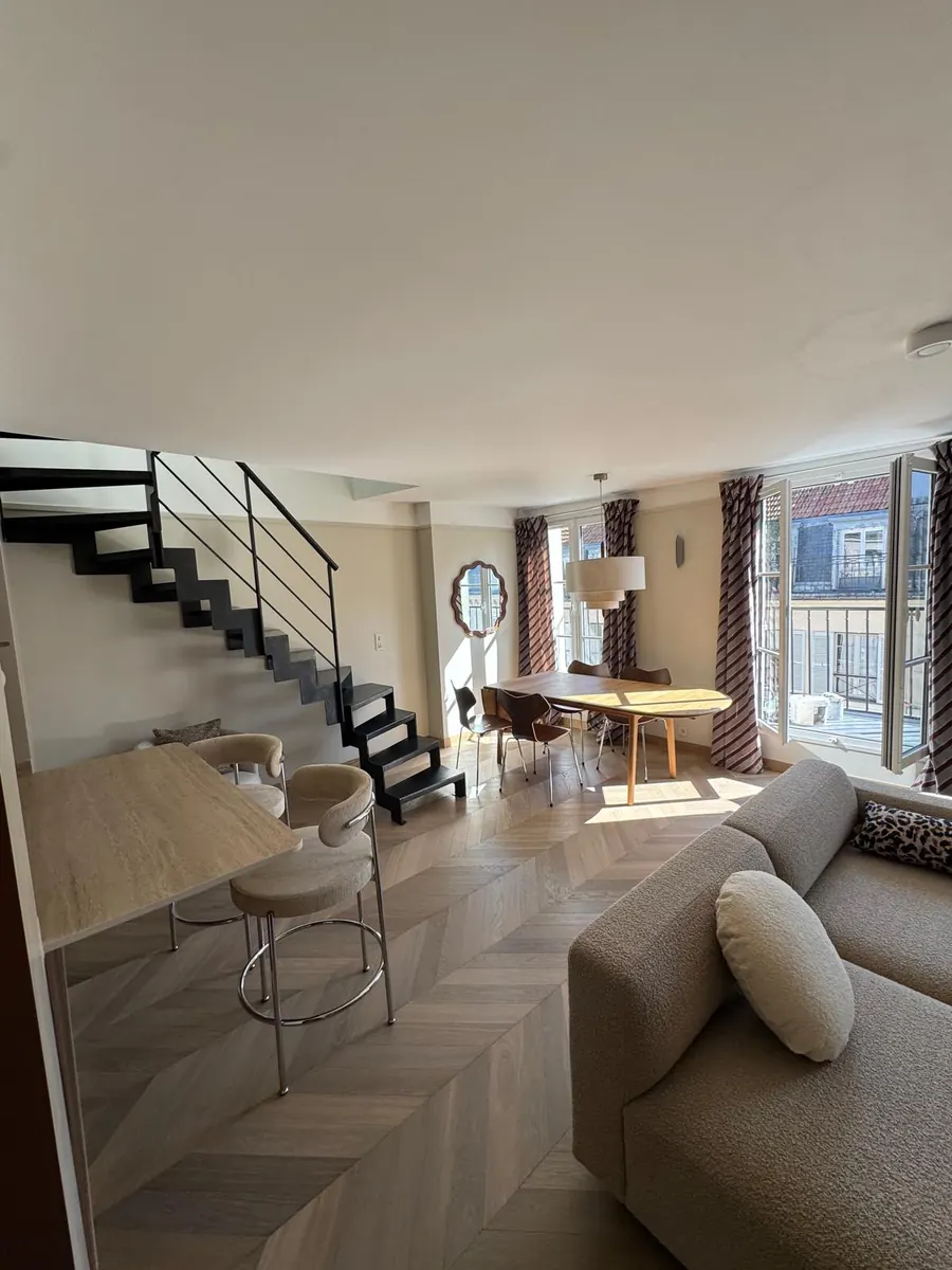 Appartement en duplex avec escalier métallique et parquet