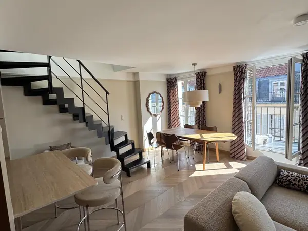 Appartement en duplex avec escalier métallique et parquet