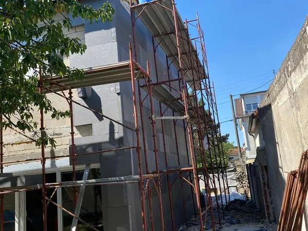 Échafaudage monté pour les travaux de façade
