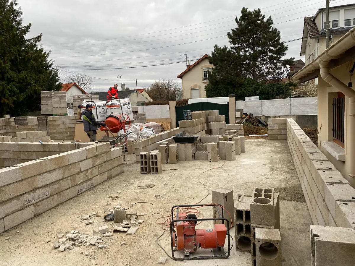 Élévation des murs en parpaings du rez-de-chaussée