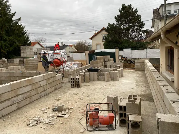 Élévation des murs en parpaings du rez-de-chaussée