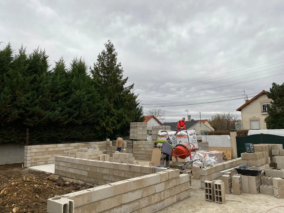 Premiers rangs de parpaings sur la dalle