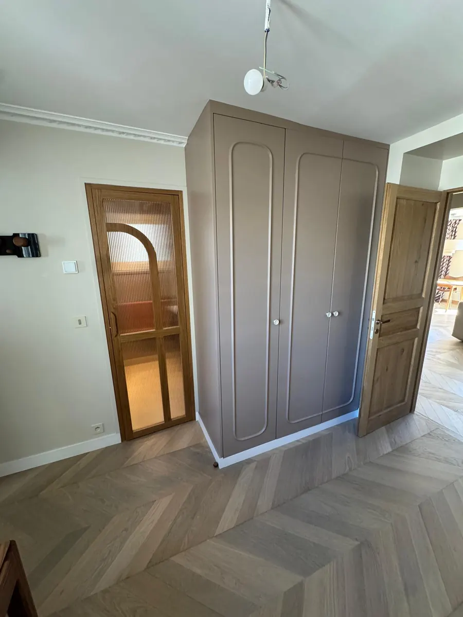 Entrée avec placard sur mesure et parquet en chevrons