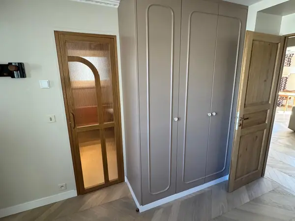 Entrée avec placard sur mesure et parquet en chevrons