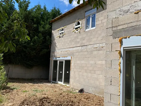 Extension de maison montée en parpaings