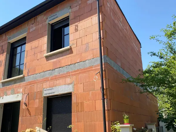 Façade en briques d’une maison à étage