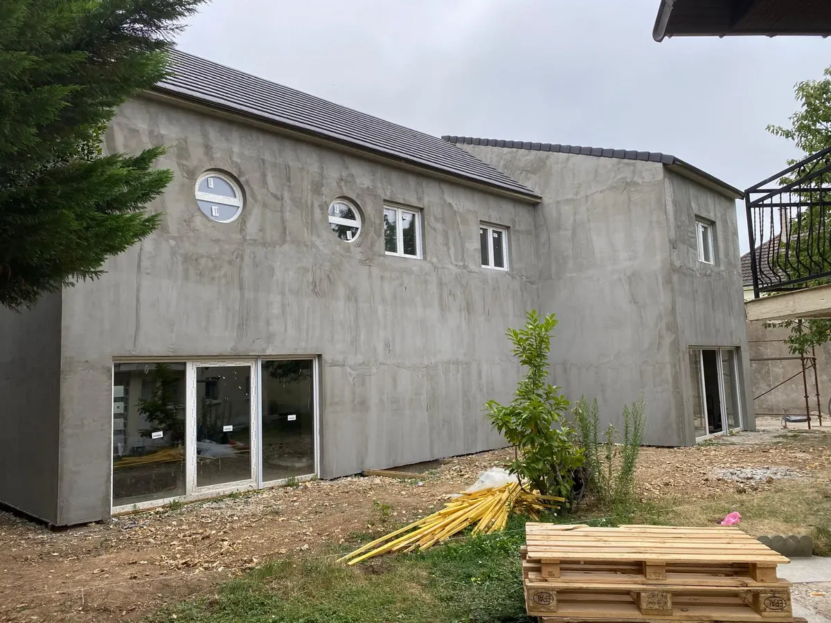 Façade enduite terminée sur une maison neuve