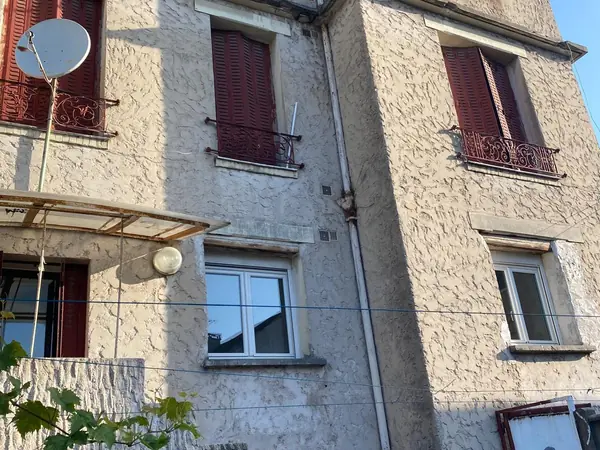 Façade d’immeuble ancien avant ravalement