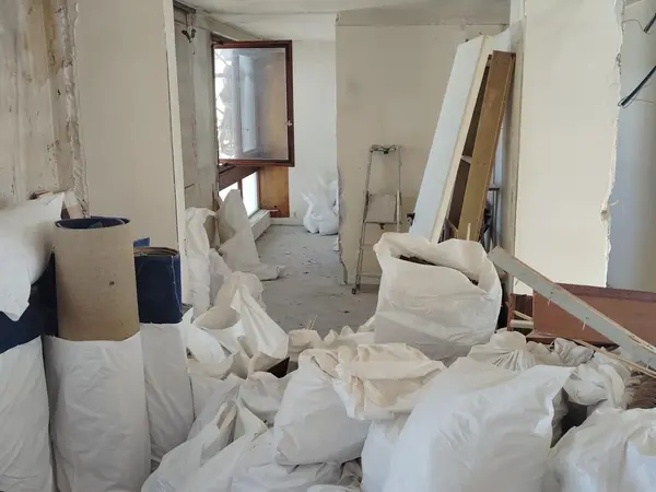 Gravats évacués avant la rénovation d’un appartement