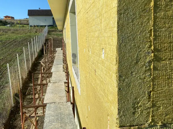 Détail des panneaux isolants fixés sur la façade