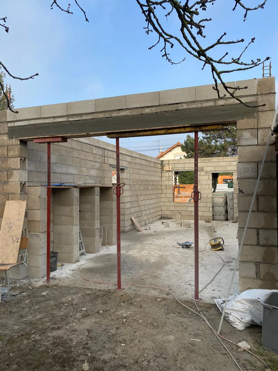 Linteau béton coulé au-dessus d’une ouverture de garage