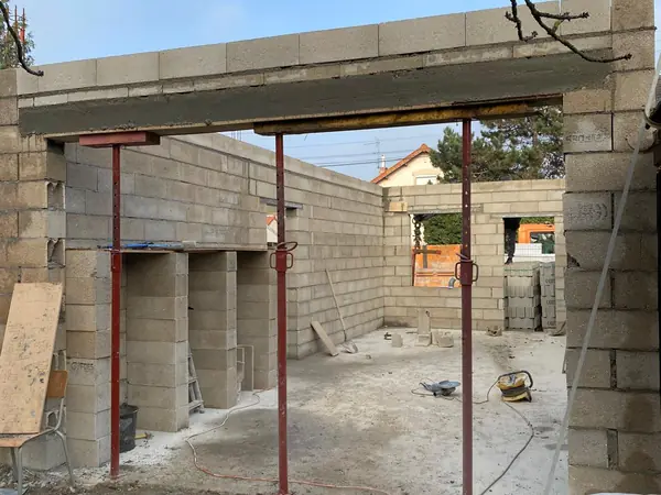 Linteau béton coulé au-dessus d’une ouverture de garage