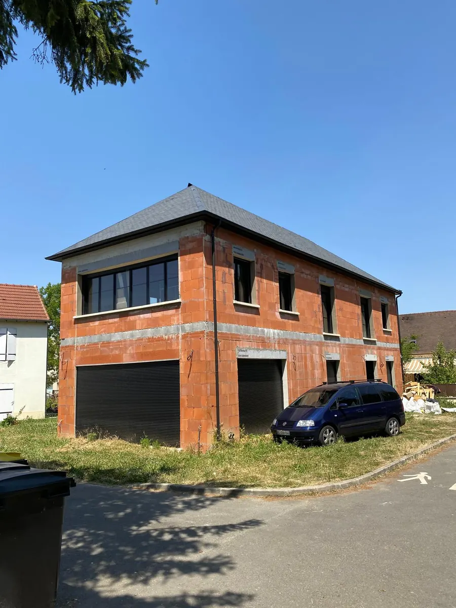 Maison en briques à étage avec garages, gros œuvre terminé