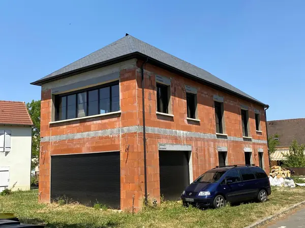 Maison en briques à étage avec garages, gros œuvre terminé