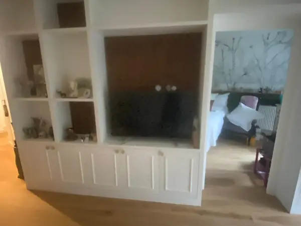 Meuble sur mesure avec niches autour de la télévision
