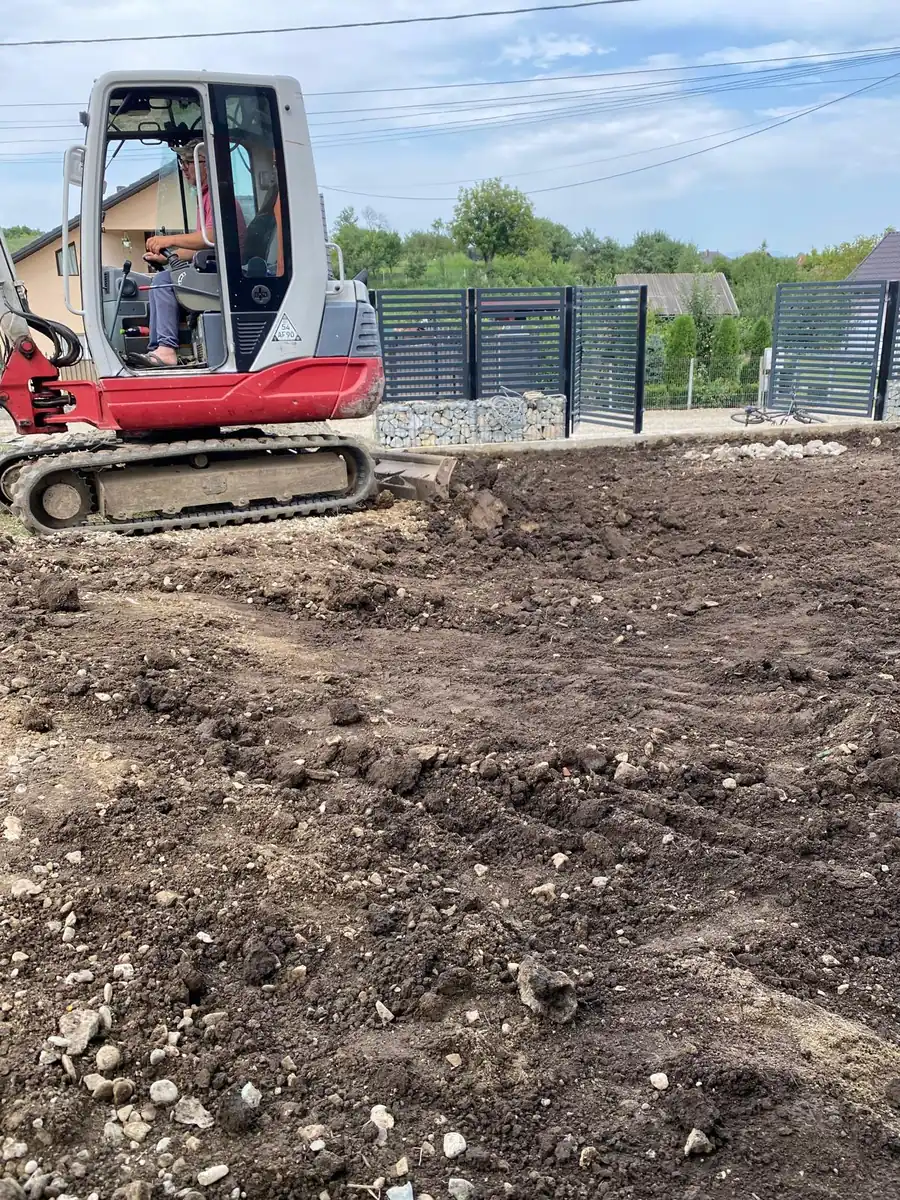 Mini-pelle préparant le terrain avant une construction