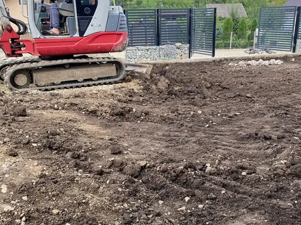Mini-pelle préparant le terrain avant une construction