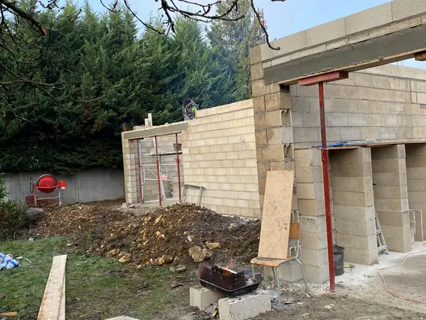Mur en parpaings étayé pendant la prise du linteau