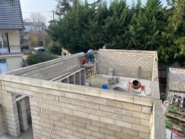 Murs en parpaings d’un sous-sol en cours d’élévation