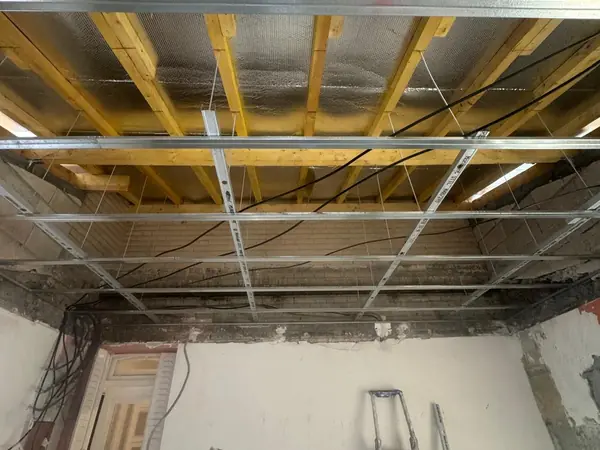 Ossature du nouveau plafond pendant la rénovation