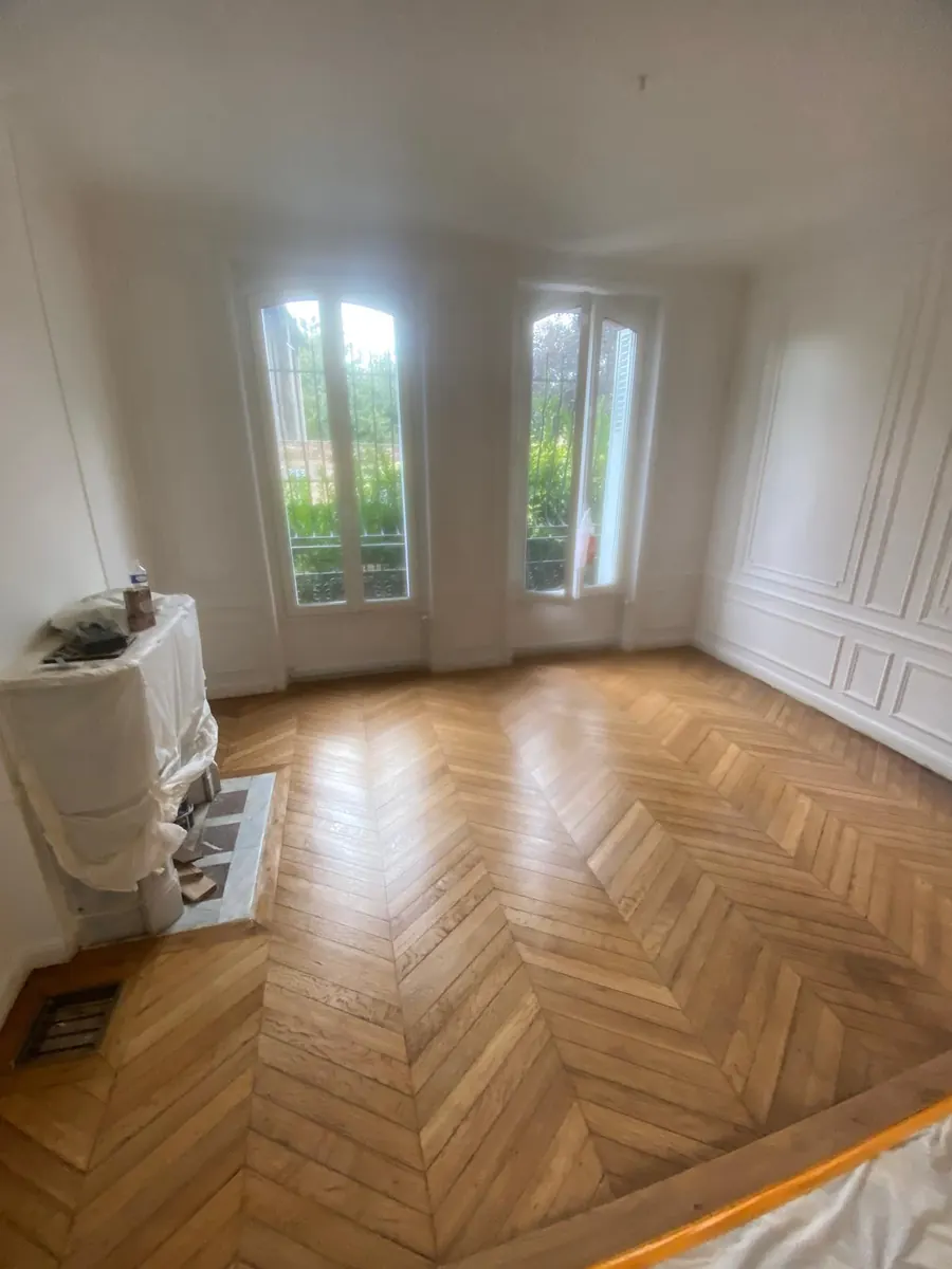 Parquet à bâtons rompus poncé et vitrifié