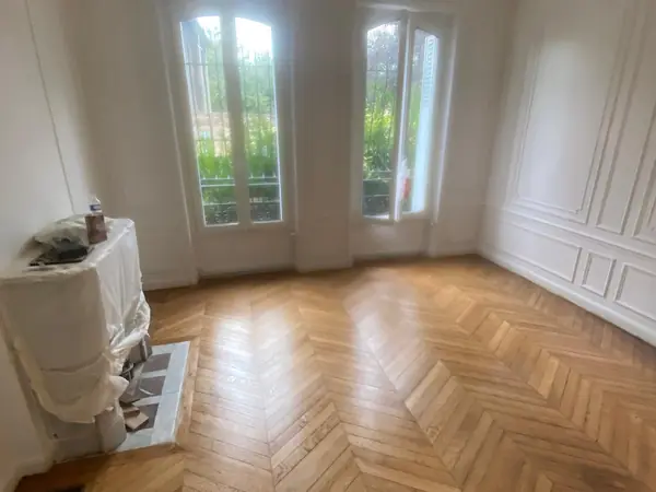 Parquet à bâtons rompus poncé et vitrifié