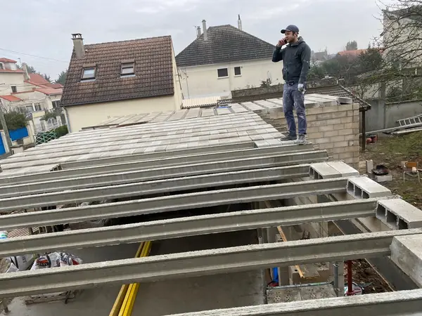 Pose du plancher de l’étage par l’équipe