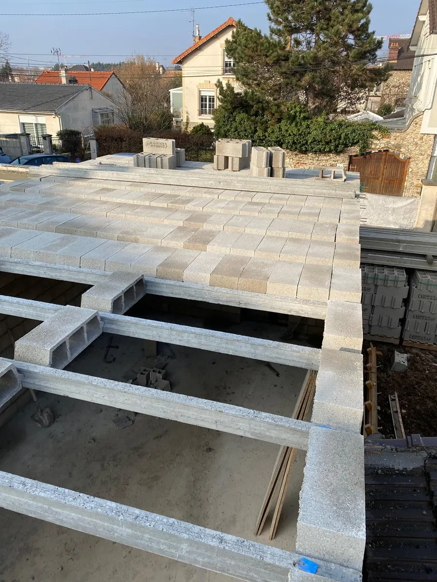 Plancher poutrelles-hourdis en cours de pose